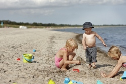 Kinder spielen im Sand Kinder spielen im Sand (Bild: VisitDenmark)